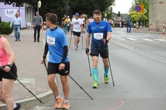 Grupa zawodników uprawiająca nordic walking