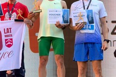 Zwycięzcy biegu na pięć km w kat M50. Maciej Motyka na trzecim miejscu 