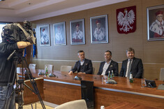 Od lewej: Prof. PRz J. Strojny, prof. dr hab. G. Ostasz, prof. P. Koszelnik,