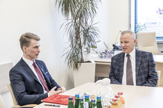 Od lewej: mgr E. Trojanowski, prof. PRz L. Gniewek, 