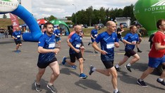 Grupa biegnących biegaczy 