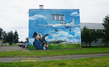 Chcemy inspirować lotnictwem. Ośrodek Kształcenia Lotniczego ma mural lotniczy!