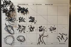 Arkusz z próbkami różnych rodzajów wióra uzyskanego podczas toczenia, opisany parametrami skrawania,
