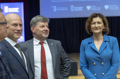 Od lewej: prof. J. Sęp, prof. P. Koszelnik, dr E. Leniart,